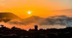 Gunung Paling Indah di Garut Punya 7 Puncak, Sunrisenya Bikin Susah Move On