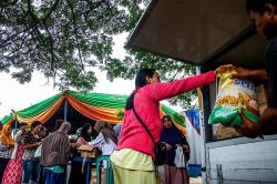 Paket Beras dan Minyak Goreng Murah Diserbu Warga Palembang