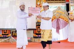 Bupati Badung Serahkan BKK Rp2,4 Miliar untuk Karya Pura Dang Kahyangan Puseh Katyagan