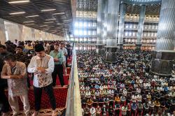 Salat Jumat Pertama pada Ramadan 1445 H di Masjid Istiqlal Berjalan Khidmat