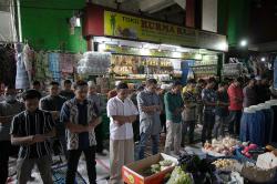 Salat Jumat di Tengah Lapak Pedagang Pasar Tanah Abang