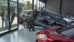Siap Ganti Rugi Porsche yang Ditabrak, Pengemudi Xpander Ngaku Pengusaha