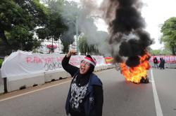 Massa Bakar Ban Tuntut Audit Forensik Sistem IT KPU