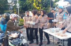 Polwan Cantik Polrestabes Bandung Berbagi Takjil Ramadhan untuk Warga<