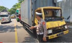 Diduga Rem Blong, Bus Tabrak 4 Kendaraan di Simpangempat Lampu Merah Pasuruan
