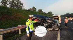 Mobil APV Hitam Ringsek Kecelakaan di Tol Cipali, 3 Orang Dilarikan ke Rumah Sakit