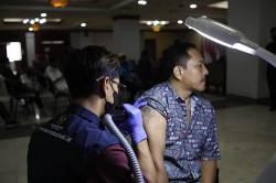 Potret Bapak-Bapak Ikuti Layanan Hapus Tato Gratis