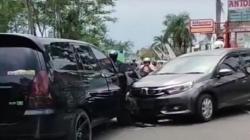 Viral Emak-Emak Pengemudi Mobilio Mendadak Belok Tabrak Innova lalu Pingsan di Sleman<