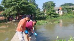 Karawang Geger, Mayat Pria Membusuk Ditemukan di Aliran Sungai KW 6<