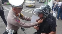 Polisi Tindak 14.629 Pengemudi Mobil-Motor di Jabar, Berkendara Sambil Main HP<