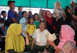 Temui Korban Banjir Demak, Ganjar Pranowo Bagikan Bantuan Makanan