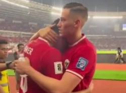 Justin Hubner Menangis usai Bentangkan Poster Mendiang Sahabat, Jay Idzes Langsung Beri Pelukan