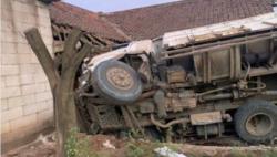 Kecelakaan 3 Kendaraan di Parung Panjang Bogor, Truk Timpa Rumah