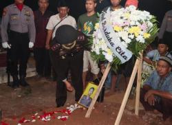 Kapolres Lampung Tengah Pimpin Pemakaman Briptu Singgih yang Tewas Dibunuh ABG<