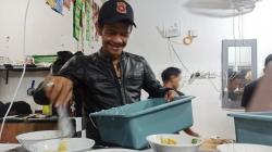 Kisah Samsul, Rintis Usaha Bakso hingga Sukses Ubah Nasib Pengamen dan Gelandangan<