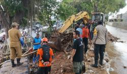 Petugas Perbaiki Tanggul Hek yang Jebol Pemicu Banjir di Kramat Jati