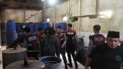 Polisi Bongkar Pabrik Miras Terbesar di Malang, Produksi 500 Liter per Hari<