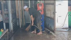 Banjir Surut, Warga Mampang Depok Bahu-Membahu Bersihkan Lumpur
