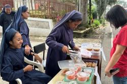 Tak Ikut Tren War Takjil, Suster Gereja di Sukabumi Malah Jualan Makanan Berbuka Puasa