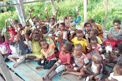 Aksi Sosial Wafer Tango Bagikan Telur Rebus ke Anak-anak Papua