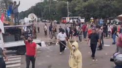 Demo Sengketa Pilpres 2024 Ricuh, Massa Pro dan Kontra Saling Lempar Batu