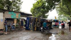 Truk Angkut Kayu Gelondongan Terguling di Pangleseran Sukabumi<
