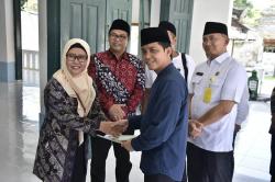 Wamen ATR/Waka BPN Serahkan Sertifikat Tanah Makam Sunan Bonang