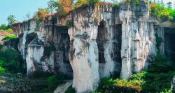 Kampung Unik di Gresik Punya Pemandangan Batuan Kapur Cantik Mirip Kastil