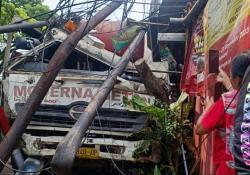 Detik-detik Truk Molen Tabrak 3 Motor dan Rumah di Malang 