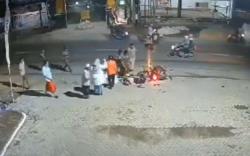 Kecelakaan di Lamongan, 4 Orang Sekeluarga Ditabrak Pemotor saat Berhenti di Bahu Jalan<