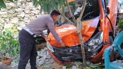Detik-Detik Daihatsu Ayla Hilang Kendali Tabrak 3 Motor di Baubau Terekam CCTV<