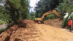Jalan Penghubung Kota Palopo dan Bastem Kabupaten Luwu Tertutup Longsor<