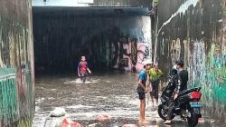 Akses Jalan Underpass Dipo KRL Depok Banjir, Bocah Asyik Berenang<