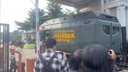 Jihandak TNI Sisir Materiel Terpental akibat Ledakan Gudang Amunisi di Rumah Warga