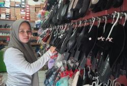 Penjual Sandal di Kaki Gunung Salak Bogor Ini Bangun dari Keterpurukan Berkat KUR BRI