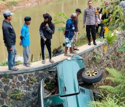 Kecelakaan Minibus Masuk Parit di Banjarwangi Garut, 17 Luka-luka<