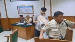 Kompak Hadiri Sidang Cerai, Ria Ricis Cium Tangan Teuku Ryan