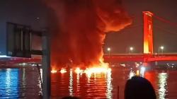 Kapal Jukung Meledak di Sungai Musi, Hanyut dan Terbakar di Bawah Jembatan Ampera