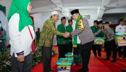 Kapolri Serahkan Paket Sembako ke Warga, Bicara Wujudkan Visi Indonesia Emas 2045