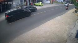 Detik-Detik 3 Mobil Kecelakaan Karambol di Pamekasan Terekam CCTV 