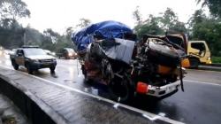 Kecelakaan Bus Vs Truk Adu Banteng di Tanjakan Gentong Tasikmalaya, Pasutri dan Anak Terluka<