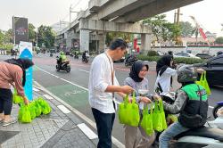 Generasi Muda Peruri Bagikan Takjil Gratis untuk Masyarakat
