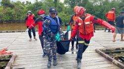 Prajurit TNI AL Bantu Evakuasi Korban Tenggelam di Berau, Kalimantan Timur<