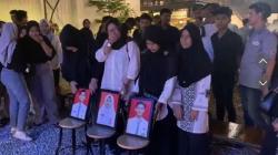 Momen Haru Orang Tua Korban Erupsi Marapi Hadiri Bukber Alumni, Bawa Foto Mendiang Anak