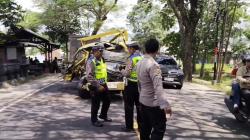 2 Truk Adu Banteng di Garut, 1 Orang Tewas