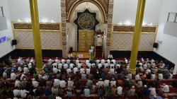 Momen Wapres Tarawih di Masjid Pertama dan Tertua di Manado, Beri Tausiyah Muamalah<