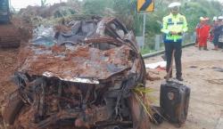 Evakuasi Xenia Terperosok Longsor di Tol Bocimi Dramatis, Begini Penampakannya