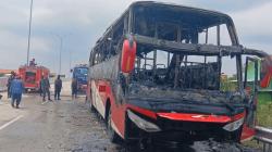 Bus PO Agra Mas Terbakar Hebat di Exit Tol Adiwerna Tegal