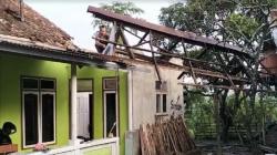 Hujan dan Angin Kencang Terjang Lebak Banten, Puluhan Rumah Rusak 4 Roboh<