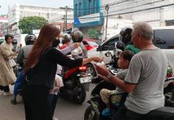 Warga Bandung Senang Dapat Takjil Gratis dari RPA Perindo Jabar
